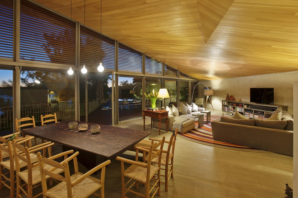 O uso da madeira aquece e dá o tom montanhês à casa projetada por Serrano Monjaraz Arquitectos.