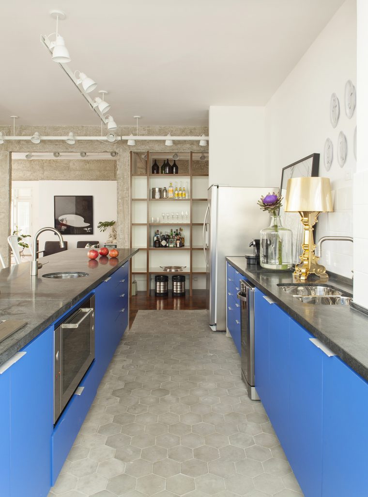 Apesar da metragem generosa e da remoção de paredes, Arruda adotou um critério minimalista na decoração, garantindo amplitude e livre circulação. A personalidade dos espaços é marcada pontualmente por cores e linhas, como nos armários azuis da cozinha. 